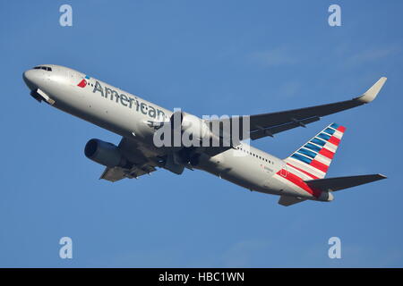 American Airlines Boeing 767-300ER N398un decollo all'Aeroporto Heathrow di Londra, Regno Unito Foto Stock