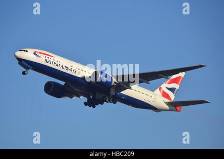 British Airways Boeing 777-200 ER G-VIIM uscire dall'Aeroporto Heathrow di Londra, Regno Unito Foto Stock