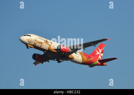 Air Malta Airbus A320 9H-AEO uscire dall'Aeroporto Heathrow di Londra, Regno Unito Foto Stock