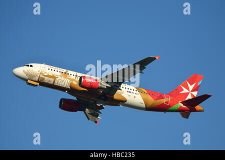 Air Malta Airbus A320 9H-AEO uscire dall'Aeroporto Heathrow di Londra, Regno Unito Foto Stock