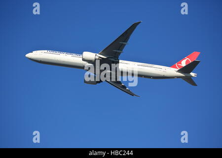 La Turkish Airlines Boeing 777-3F2ER TC-JJF uscire dall'Aeroporto Heathrow di Londra, Regno Unito Foto Stock