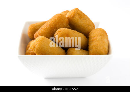 Tradizionale spagnolo fritto crocchette isolati su sfondo bianco Foto Stock