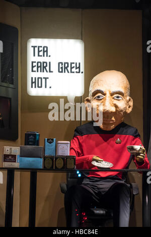 Capitano Jean-Luc Picard puppet nella finestra di un Earl Grey tea shop Foto Stock