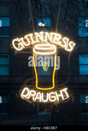 Guinness progetto insegna al neon in un pub irlandese finestra nella città di New York Foto Stock