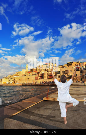 La donna in bianco facendo yoga Foto Stock