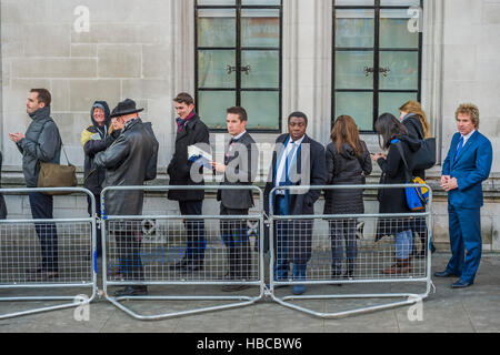 ,L'articolo,50,queueLondon, UK. 5 Dic, 2016. Charlie Mullins arriva e si unisce alla coda pubblica - La Corte Suprema inizia la sua audizione sul caso per il governo con la prerogativa regale per innescare l'articolo 50 del trattato di Lisbona, al fine di avviare il Regno Unito il recesso dal UE. Contro il Governo sono Gina Millar e il suo team supportato da Charlie Mullins di Pimlico idraulici. Credito: Guy Bell/Alamy Live News Foto Stock