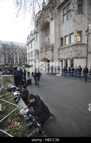 Londra, Regno Unito. 5 Dic, 2016. La Corte suprema ascolta il punto di riferimento Articolo 50 oggi appello, Westminster, London, Regno Unito. 05 Dic, 2016. Tutti gli undici giudici stanno cominciando a quattro giorni di audizione per giudicare una delle maggiori questioni costituzionali del nostro tempo. Le organizzazioni del settore dei media di raccogliere da tutto il mondo al di fuori del palazzo di giustizia come il più alto tribunale del paese ritiene che l'appello del governo nel corso del Regno Unito di uscire dall'Unione europea. Credito: Jeff Gilbert/Alamy Live News Foto Stock