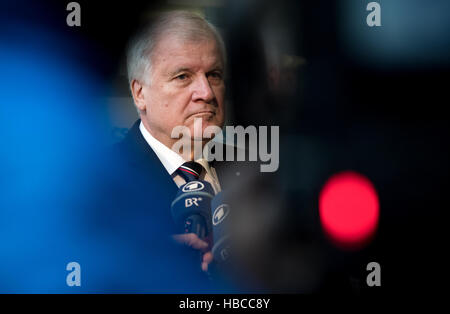 Il Primo Ministro bavarese Horst Seehofer (CSU) arriva per un utente di livello CSU della riunione del consiglio di amministrazione e risponde alle domande dei giornalisti a Monaco di Baviera, Germania, il 5 dicembre 2016. Foto: Sven Hoppe/dpa Foto Stock