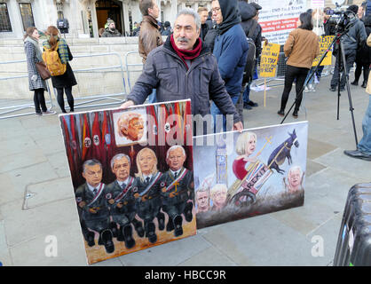 London.UK.5th.Dicembre. 2016.a meno di una dozzina di manifestanti girare fino all'inizio della corte suprema audizione del governo appello col processo Brexit. Artista Kaya Mar mostra le sue ultime opere politico al di fuori della Corte Suprema Credito: Brian Minkoff/Alamy Live News Foto Stock
