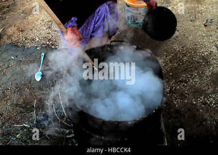 Nablus, West Bank, Palestina. 5 Dic, 2016. Un'anziana donna palestinese mescolare olio di oliva con acqua e sodio alcalino per fare il sapone a casa sua in Cisgiordania villaggio di Sarrah, nei pressi di Nablus City, 05 dicembre 2016. Le donne palestinesi hanno stanziato porzioni di ogni anno la raccolta delle olive per la produzione di sapone in una tradizione che risale ben oltre mille anni. Nabuls sapone è un tipo di sapone di Castiglia prodotto solo a Nablus in Cisgiordania, il suo capo gli ingredienti sono olio di oliva vergine (il principale prodotto agricolo della regione), acqua, e un metallo alcalino composto di sodio. Foto Stock