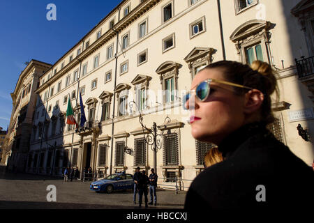 Roma, Italia. 5 Dic, 2016. Un turista si trova di fronte al Palazzo Chigi, la residenza ufficiale del Primo Ministro italiano in Italia a Roma, 5 dicembre 2016. L'Italia ha votato su un progetto di riforma costituzionale in un referendum. Foto: Gregor Fischer/dpa/Alamy Live News Foto Stock