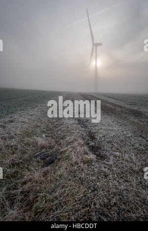 Penny Hill Wind Farm vicino a Sheffield, UK. 5 dicembre, 2016. Gran parte dell'Inghilterra del Nord è stata coperta con un pesante gelo e da una coltre di nebbia di oggi. Qui a Penny Hill Wind Farm vicino a Sheffield il gigante turbine sono stati immersi in una fitta nebbia per la maggior parte della giornata. Credito: Mark fecce/Alamy Live News Foto Stock