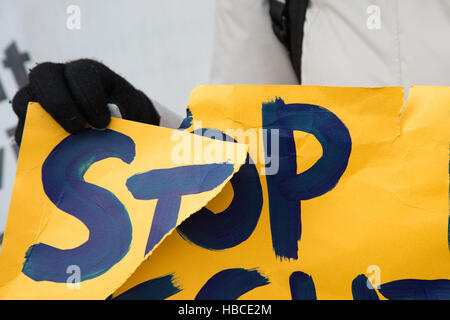 Londra, Regno Unito. 5 Dic, 2016. Anti Brexit sostenitori tenere premuto su un banner al di fuori della Corte suprema prima del primo giorno di un audizione in se l' assenso del Parlamento europeo è necessaria prima che il processo di Brexit può iniziare. Credito: Thabo Jaiyesimi/Alamy Live News Foto Stock