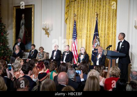 Il Presidente degli Stati Uniti Barack Obama indirizzo destinatari del 2016 Kennedy Center Honors durante un ricevimento nella Sala Est della Casa Bianca Dicembre 4, 2016 a Washington, DC. Da sinistra a destra: Martha Argerich, Al Pacino, Mavis Staples, James Taylor, Don Henley, Timothy Schmit e Joe Walsh. Foto Stock