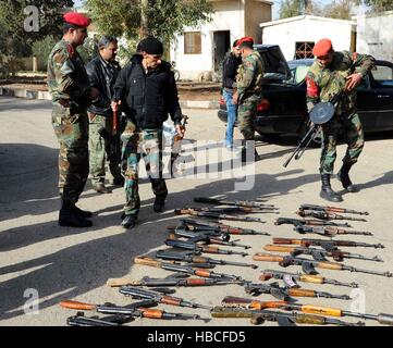 Damasco, Siria. 5 dicembre, 2016. Poliziotti militari di raccogliere le armi consegnate dai ribelli in Kisweh nella periferia di Damasco, Siria. Quasi 700 ribelli da città vicine a Kisweh consegnato alle autorità competenti il lunedì in cambio di una grazia presidenziale ha di recente dichiarato per i militanti che abbandonare insurrezione. © Ammar Safarjalani/Xinhua/Alamy Live News Foto Stock