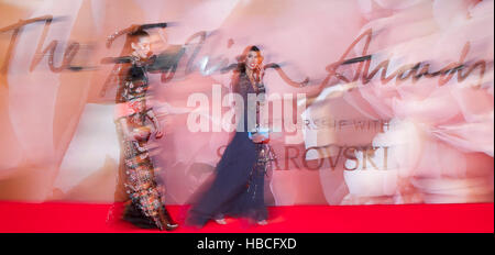 Londra, Regno Unito. 5 Dic, 2016. Gli ospiti arrivano al Royal Albert Hall per la moda Awards 2016 a Londra, Regno Unito, su dicembre 5, 2016. Credito: Han Yan/Xinhua/Alamy Live News Foto Stock