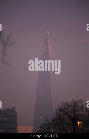 Londra, Regno Unito. 6 dicembre, 2016. Regno Unito meteo. La nebbia leggera nel centro di Londra. Il coccio. Copyright Credit: carol moiré/Alamy Live News Foto Stock