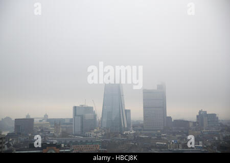 Londra, Regno Unito. 6 dicembre, 2016. Pesante velatura nel centro di Londra. Copyright Credit: carol moiré/Alamy Live News Foto Stock