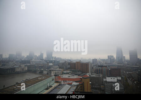 Londra, Regno Unito. 6 dicembre, 2016. Pesante velatura nel centro di Londra. Copyright Credit: carol moiré/Alamy Live News Foto Stock