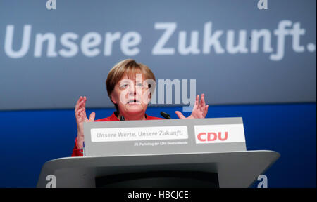 Essen, Germania. 6 dicembre, 2016. CDU leader e il Cancelliere tedesco Angela Merkel parlando al CDU federale conferenza di partito di Essen, in Germania, 6 dicembre 2016. Foto: Kay Nietfeld/dpa/Alamy Live News Foto Stock