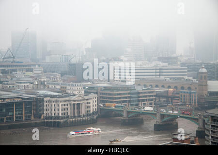 Londra REGNO UNITO. Il 6 dicembre 2016. Città di Londra e i punti di riferimento avvolta in una fitta nebbia di mattina Credito: amer ghazzal/Alamy Live News Foto Stock