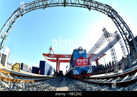 Xi'an, Cina. 6 dicembre, 2016. Il primo treno merci servizio di collegamento tra Xi'an, capitale della Cina nord-occidentale della provincia di Shaanxi, con Mosca, capitale della Russia, è pronta per uscire a Xi'an, 6 dicembre 2016. Il treno di 41 contenitori di trasporto principalmente i beni di consumo durevoli passerà attraverso il Kazakistan prima di arrivare a Mosca e il viaggio avrà 11 giorni rispetto al tradizionale terra/mare percorso, che impiega oltre 45 giorni. Credito: codolo Zhenjiang/Xinhua/Alamy Live News Foto Stock