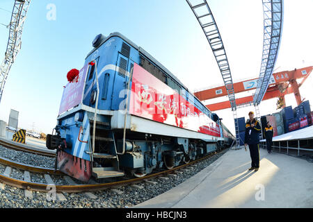 Xi'an, Cina. 6 dicembre, 2016. Il primo treno merci servizio di collegamento tra Xi'an, capitale della Cina nord-occidentale della provincia di Shaanxi, con Mosca, capitale della Russia, è pronta per uscire a Xi'an, 6 dicembre 2016. Il treno di 41 contenitori di trasporto principalmente i beni di consumo durevoli passerà attraverso il Kazakistan prima di arrivare a Mosca e il viaggio avrà 11 giorni rispetto al tradizionale terra/mare percorso, che impiega oltre 45 giorni. Credito: codolo Zhenjiang/Xinhua/Alamy Live News Foto Stock