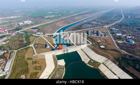 Zhengzhou. 30 Novembre, 2016. Foto aerea adottate il 9 novembre 30, 2016 mostra il canale Taocha Headworks del percorso centrale della Cina del sud-nord acqua progetto di diversione in Xichuan County, centrale cinese della Provincia di Henan. Il percorso centrale del progetto ha fornito acqua a circa 42 milioni di persone dal dicembre del 2014. Un totale di 6,09 miliardi di metri cubi di acqua è stato consegnato a Pechino e Tianjin comuni e province di Hebei e Henan. © Li Bo/Xinhua/Alamy Live News Foto Stock