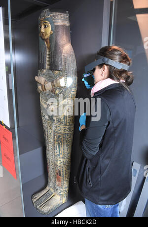 Karlsruhe, Germania. 06 Dic, 2016. Agnes Krippendorf, un restauratore tessile presso il badischen Landesmuseum, lavora sul coperchio di un sarcofago appartenenti al cantante Takait dal XIII secolo A.C. Il sarcofago sarà visualizzato come parte del museo "Ramses: righello divina sul Nilo' mostra che si apre il 17.12.2016 e scorre attraverso il 18.06.2017. Foto: Uli Deck/dpa/Alamy Live News Foto Stock