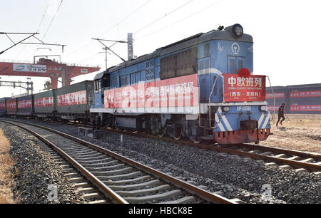 Xi'an, Cina. 6 dicembre, 2016. Il primo treno merci servizio di collegamento tra Xi'an, capitale della Cina nord-occidentale della provincia di Shaanxi, con Mosca, capitale della Russia, si diparte in Xi'an, 6 dicembre 2016. Il treno di 41 contenitori di trasporto principalmente i beni di consumo durevoli passerà attraverso il Kazakistan prima di arrivare a Mosca e il viaggio avrà 11 giorni rispetto al tradizionale terra/mare percorso, che impiega oltre 45 giorni. Credito: Xinhua/Alamy Live News Foto Stock