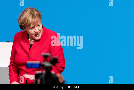 Essen, Germania. 06 Dic, 2016. Il cancelliere tedesco Angela Merkel (CDU) reagisce dopo che fissano la sua rielezione come capo del partito al CDU convenzione federale di Essen, Germania, 06 dicembre 2016. Foto: Michael Kappeler/dpa/Alamy Live News Foto Stock