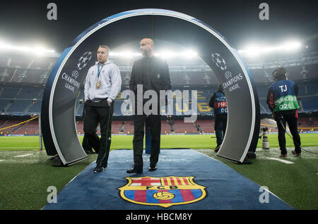 Barcellona, Spagna. 06 Dic, 2016. Moenchengladbach's head coach Andre Schubert (R) e il suo assistente allenatore Frank Geideck ritorno a spogliatoio durante l'ispezione iniziale della sede presso il Camp Nou stadium alla UEFA Champions League fase di gruppo partita di calcio tra FC Barcelona e Borussia Moenchengladbach a stadio Camp Nou a Barcellona, Spagna, 06 dicembre 2016. Foto: Bernd Thissen/dpa/Alamy Live News Foto Stock