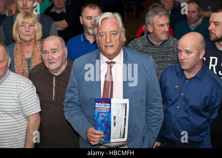 Belfast, Regno Unito. Il 6 dicembre 2016. Barrister Michael Mansfield QC con alcuni dei parenti di quindici persone uccise nel 1971 McGurk's Bar bombardamenti, durante una conferenza a St Mary's College nella parte occidentale di Belfast. Credito: Bonzo Alamy/Live News Foto Stock