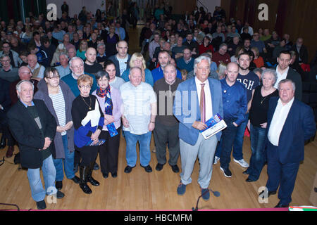 Belfast, Regno Unito. Il 6 dicembre 2016. Barrister Michael Mansfield QC con alcuni dei parenti di quindici persone uccise nel 1971 McGurk's Bar bombardamenti, durante una conferenza a St Mary's College nella parte occidentale di Belfast. Credito: Bonzo Alamy/Live News Foto Stock