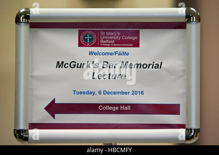 Belfast, Regno Unito. Il 6 dicembre 2016. McGurk's Bar Memorial Lecture Signage al Saint Mary's University College di Belfast, Regno Unito. Credito: Bonzo Alamy/Live News Foto Stock