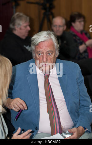 Belfast, Regno Unito. Il 6 dicembre 2016. Barrister Michael Mansfield QC (R) in una discussione con un collega prima di Mansfield ha consegnato il memorial lecture presso il St Mary's University College di Falls Road. Egli ha parlato di nuove informazioni relative al 1971 bombardamenti di McGurk's Bar Belfast, Regno Unito. Credito: Bonzo Alamy/Live News Foto Stock