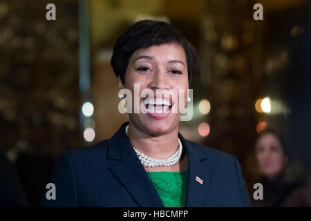 New York, Stati Uniti d'America. 6 dicembre, 2016. Sindaco Muriel Bowser (Democratico di Washington, DC) parla con i membri della stampa nella lobby Trump Tower a New York, NY, Stati Uniti d'America a seguito del suo incontro con il Presidente degli Stati Uniti eletto Donald Trump. Credito: MediaPunch Inc/Alamy Live News Foto Stock