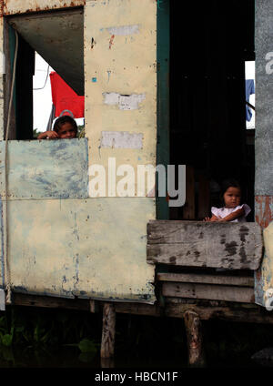 El Mirador del Congo, Zulia, Venezuela. 23 ott 2005. Un gruppo di bambini sono guardando dalla loro casa, il turista che visita il Congo Mirador, a sud del lago di Maracaibo, dove la caduta del Catatumbo lightni ng in Venezuela è meglio apprezzata © Juan Carlos Hernandez/ZUMA filo/Alamy Live News Foto Stock