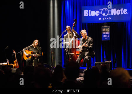 Milano, Italia. 6 dicembre, 2016. Il French-American jazz e blues cantante-cantautore Madeleine Peyroux suona dal vivo sul palco al Blue Note per presentare il suo nuovo album inni secolari. Credito: Rodolfo Sassano/Alamy Live News Foto Stock