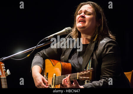 Milano, Italia. 6 dicembre, 2016. Il French-American jazz e blues cantante-cantautore Madeleine Peyroux suona dal vivo sul palco al Blue Note per presentare il suo nuovo album inni secolari. Credito: Rodolfo Sassano/Alamy Live News Foto Stock