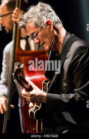 Milano, Italia. 6 dicembre, 2016. Il French-American jazz e blues cantante-cantautore Madeleine Peyroux suona dal vivo sul palco al Blue Note per presentare il suo nuovo album inni secolari. Credito: Rodolfo Sassano/Alamy Live News Foto Stock