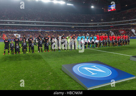 Lisbona, Portogallo. 6 dicembre, 2016. I team di partenza per il gioco della UEFA Champions League, gruppo B, SL Benfica vs SSC Napoli Credito: Alexandre de Sousa/Alamy Live News Foto Stock