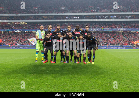 Lisbona, Portogallo. 6 dicembre, 2016. Napoli a partire team per il gioco della UEFA Champions League, gruppo B, SL Benfica vs SSC Napoli Credito: Alexandre de Sousa/Alamy Live News Foto Stock