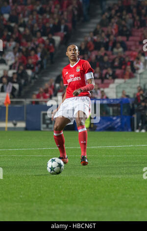 Lisbona, Portogallo. 6 dicembre, 2016. Benfica il defender dal Brasile di Luisao (4) durante il gioco della UEFA Champions League, gruppo B, SL Benfica vs SSC Napoli Credito: Alexandre de Sousa/Alamy Live News Foto Stock