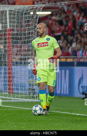 Lisbona, Portogallo. 6 dicembre, 2016. Napoli il portiere della Spagna Pepe Reina (25) durante il gioco della UEFA Champions League, gruppo B, SL Benfica vs SSC Napoli Credito: Alexandre de Sousa/Alamy Live News Foto Stock