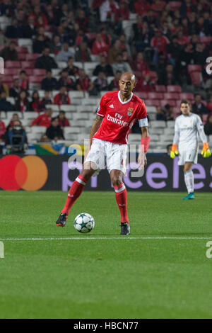 Lisbona, Portogallo. 6 dicembre, 2016. Benfica il defender dal Brasile di Luisao (4) durante il gioco della UEFA Champions League, gruppo B, SL Benfica vs SSC Napoli Credito: Alexandre de Sousa/Alamy Live News Foto Stock