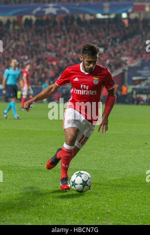 Lisbona, Portogallo. 6 dicembre, 2016. Benfica di avanti da Argentina Toto Salvio (18) durante il gioco della UEFA Champions League, gruppo B, SL Benfica vs SSC Napoli Credito: Alexandre de Sousa/Alamy Live News Foto Stock