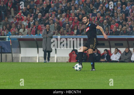 Lisbona, Portogallo. 6 dicembre, 2016. Napoli il difensore dalla Spagna Raul Albiol (33) durante il gioco della UEFA Champions League, gruppo B, SL Benfica vs SSC Napoli Credito: Alexandre de Sousa/Alamy Live News Foto Stock