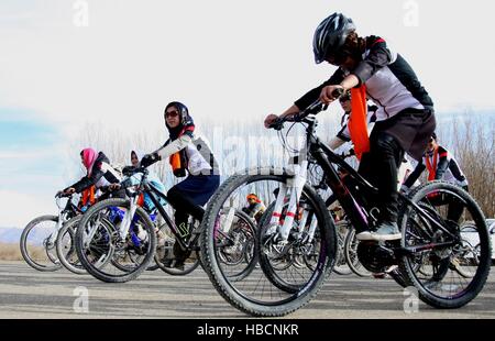 Bamyan, Afghanistan. 6 dicembre, 2016. Ragazzi e ragazze in bicicletta del pedale durante una campagna contro l'anti-donne violenza nella città di Mazar-i-Sharif, Afghanistan, 6 dicembre 2016. Oltre tre dozzine di giovani compresi più di una dozzina di ragazze hanno partecipato alla campagna per migliorare la consapevolezza dei diritti delle donne e di ridurre la violenza contro le donne nella società conservatrice. © Jawid Omid/Xinhua/Alamy Live News Foto Stock