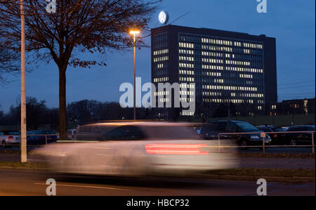 Wolfsburg, Germania. 06 Dic, 2016. Auto guidare passato illumated uffici in un edificio appartenente al gruppo Volkswagen a Wolfsburg, Germania, 06 dicembre 2016. © dpa/Alamy Live News Foto Stock